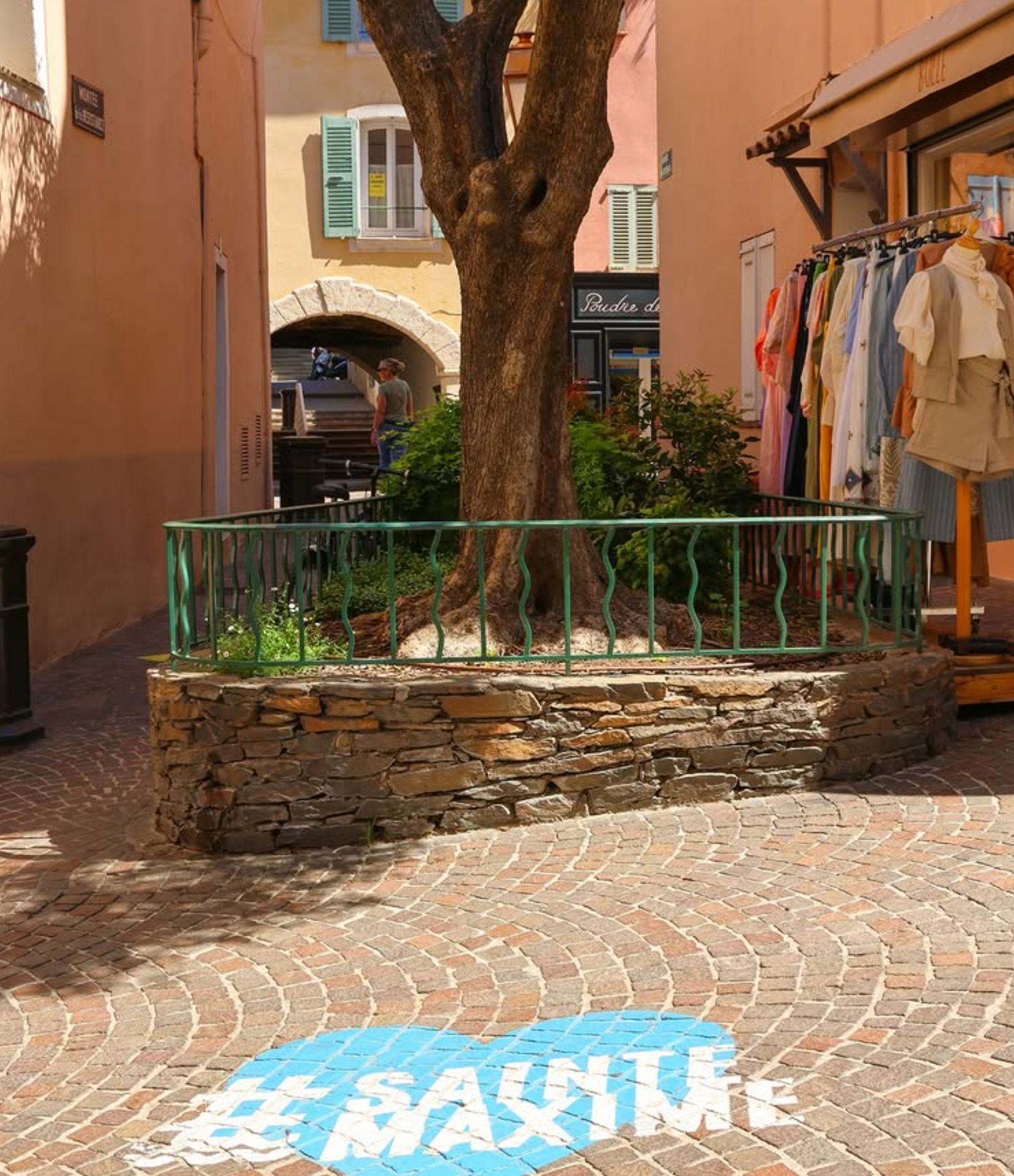 Le cœur #SAINTEMAXIME peint au sol dans une ruelle du centre-ville de Sainte-Maxime